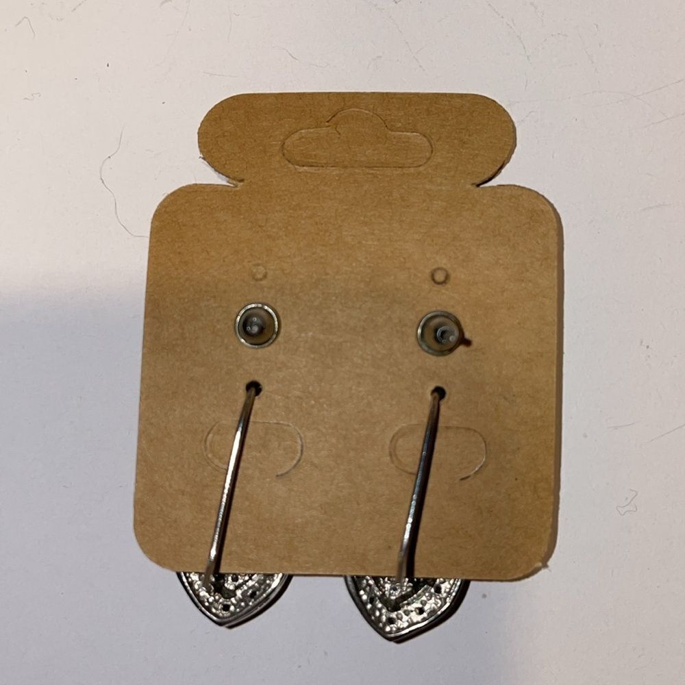 Two sets of heart shaped earrings - Picture 5 of 5